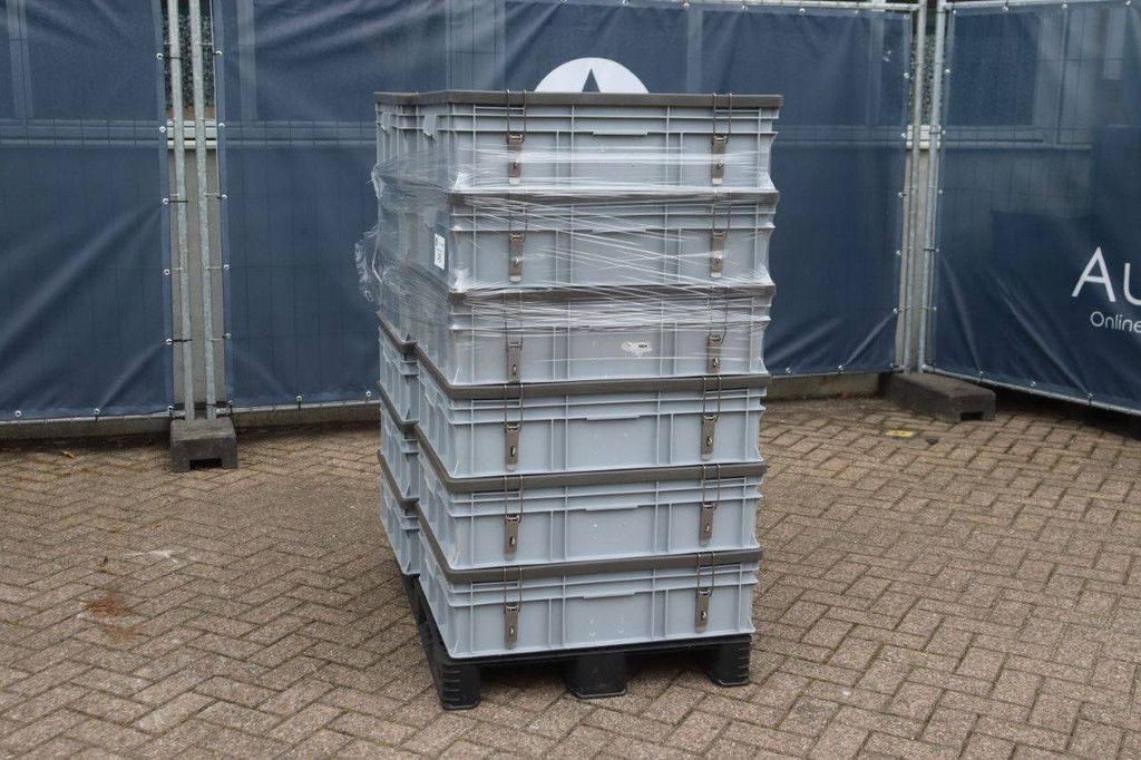 Batch of stacking containers