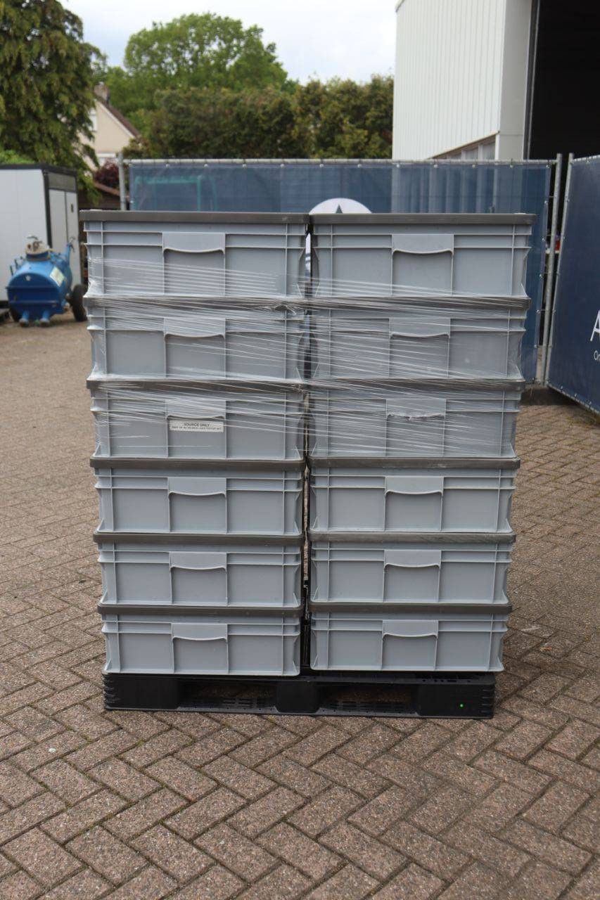 Batch of stacking containers