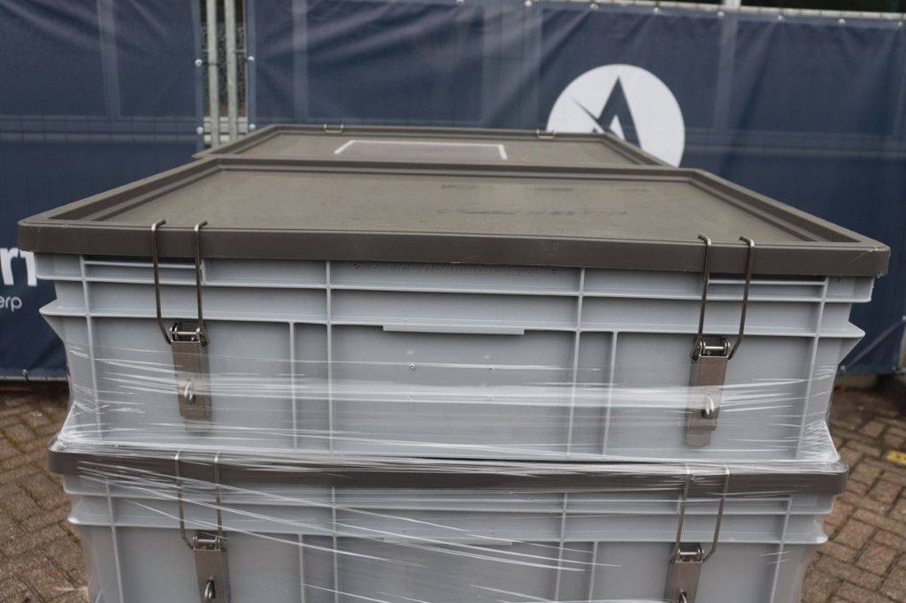 Batch of stacking containers