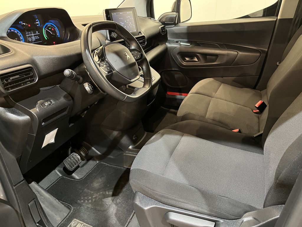 Peugeot e-Partner Premium 50 kWh / Euro 6 / Airco / Cruise Control / CarPlay / Navigatie / PDC / Trekhaak / 3-Zits / 50.000 KM !!