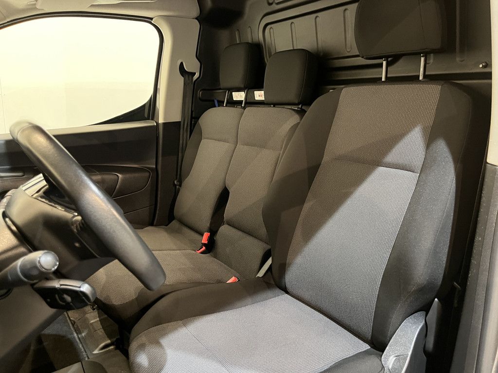 Peugeot e-Partner Premium 50 kWh / Euro 6 / Airco / Cruise Control / CarPlay / Navigatie / PDC / Trekhaak / 3-Zits / 50.000 KM !!