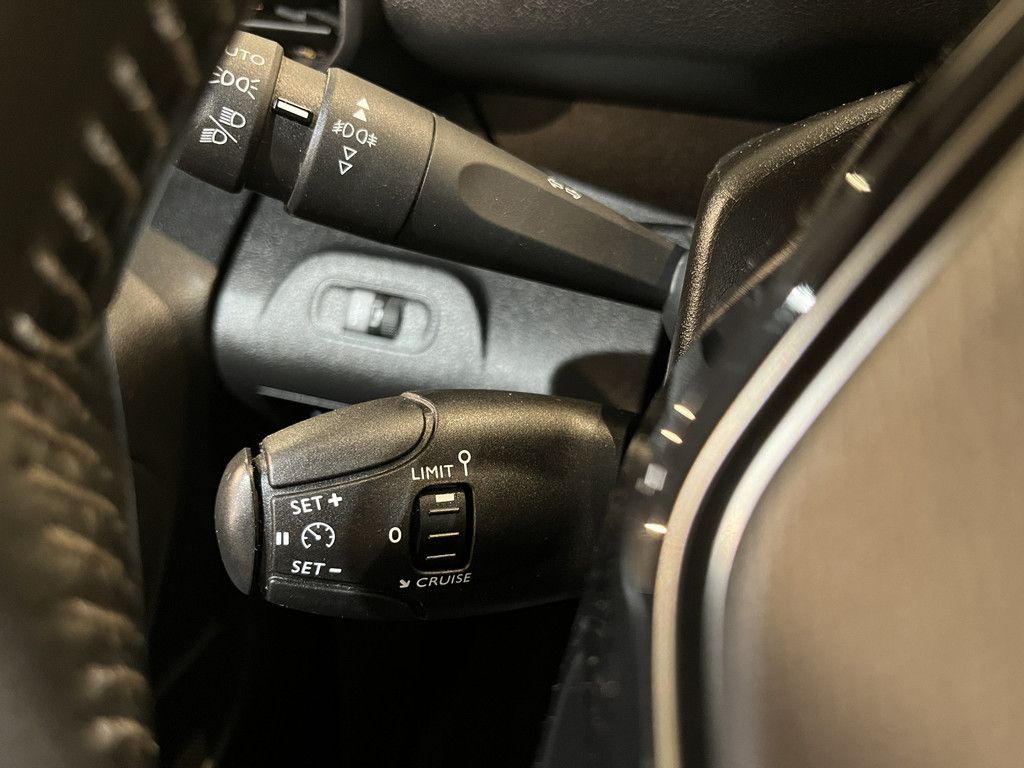 Peugeot e-Partner Premium 50 kWh / Euro 6 / Airco / Cruise Control / CarPlay / Navigatie / PDC / Trekhaak / 3-Zits / 50.000 KM !!