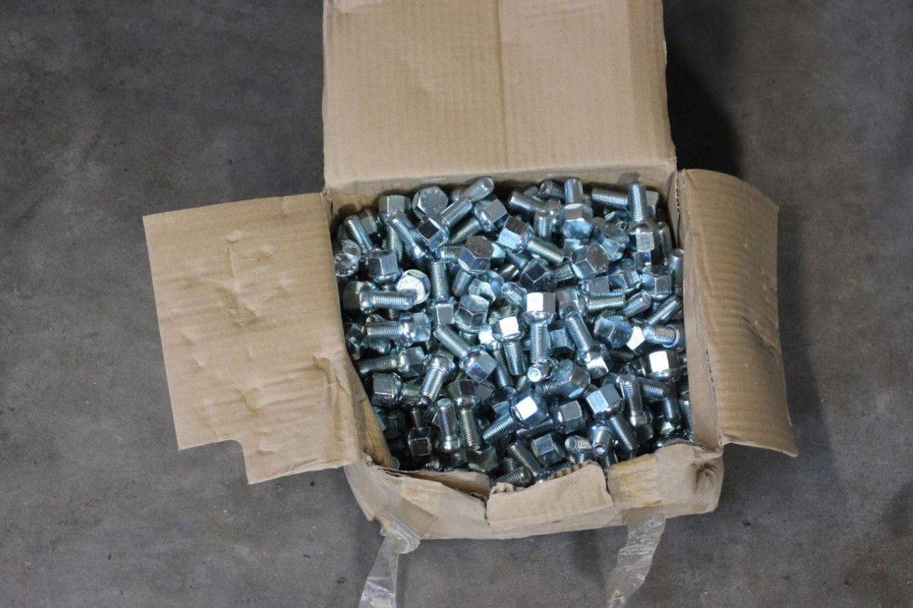 Konvolut Knott 32x Radachsen mit Konvolut Sechskantschrauben (Neu)