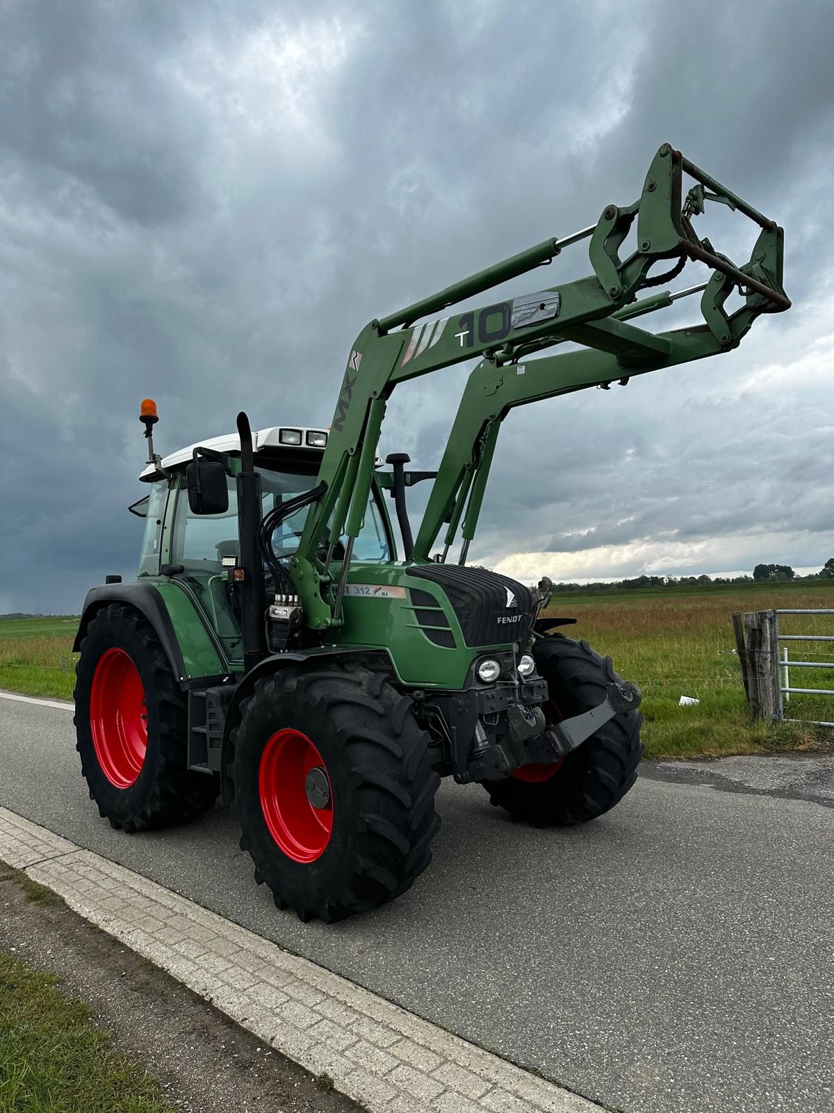 Fendt 312 Vario TMS met voorlader