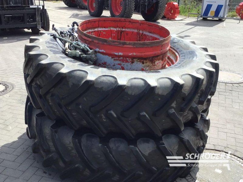 BKT 520/85 R46 ZWILLINGSRÄDER + VERSCHLÜSSE
