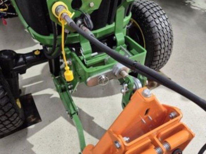 John Deere 2032R SnowFox-Aktion