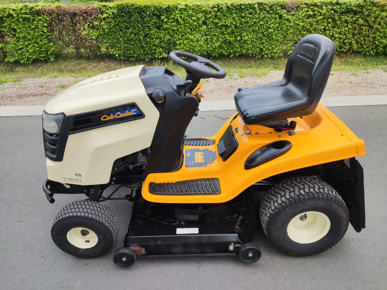 CUBCADET zitmaaier (type CC1024 , Kawasaki, 95 cm, hydro)