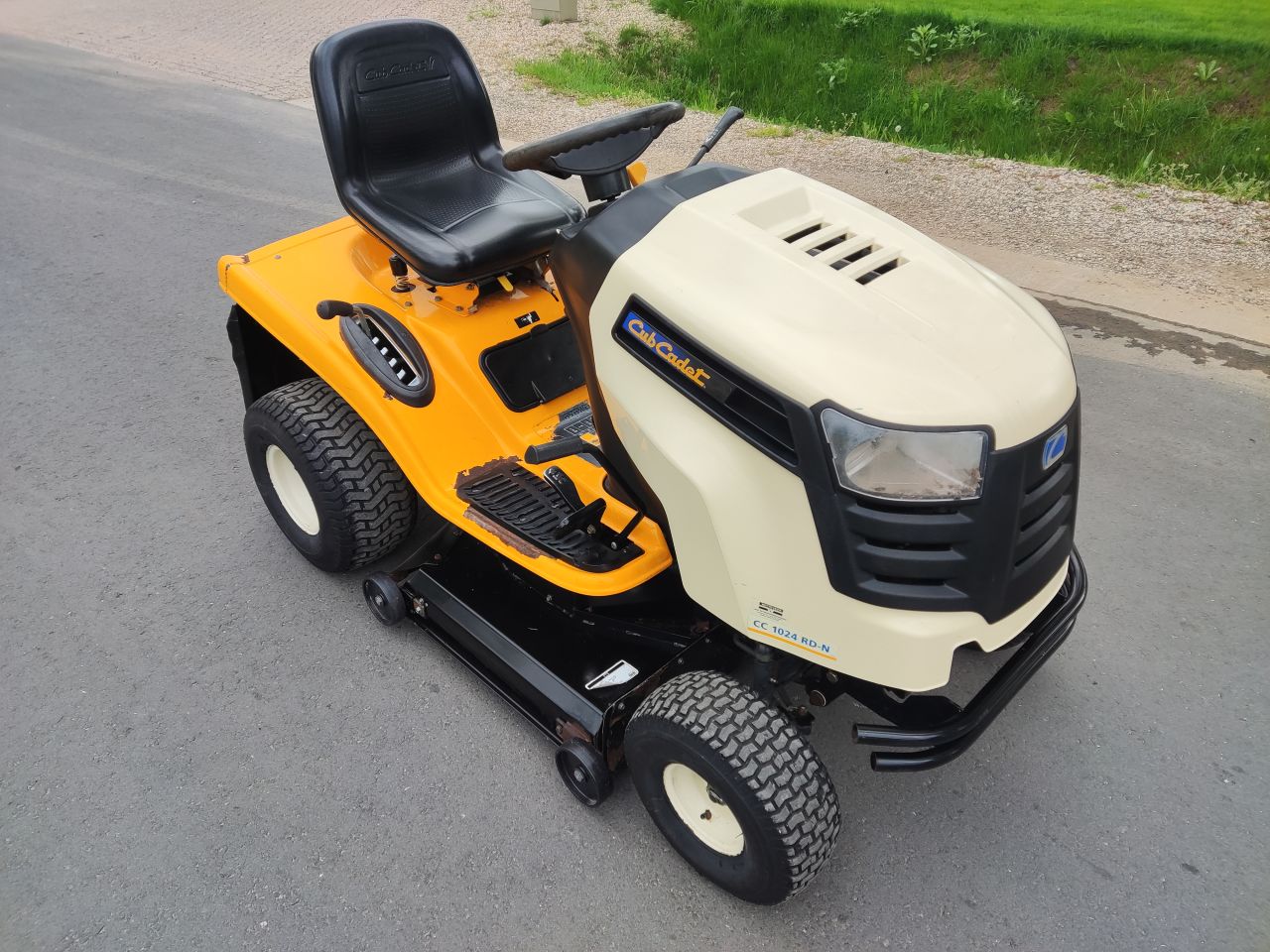 CUBCADET zitmaaier (type CC1024 , Kawasaki, 95 cm, hydro)