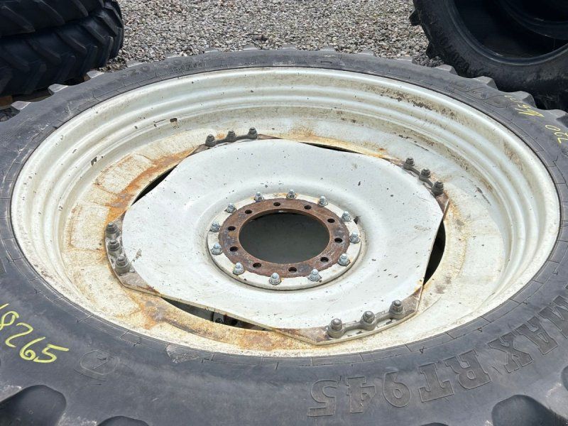 BKT 320/90R54 + 320/85R38 stilbare fælge 8/10+10