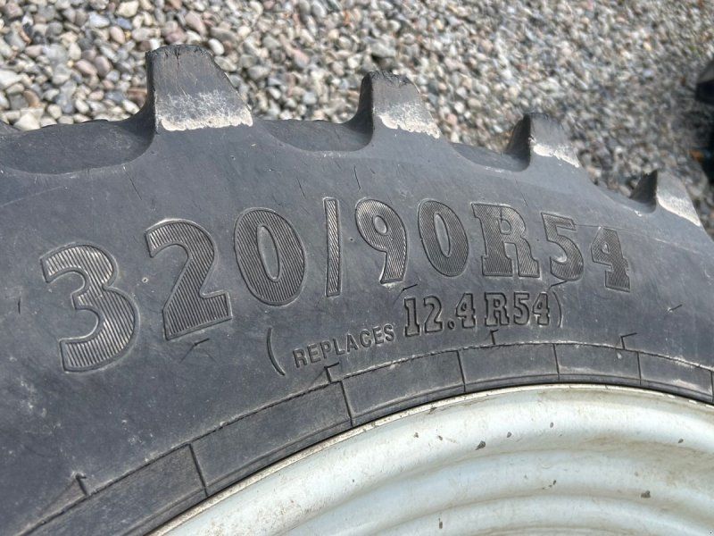 BKT 320/90R54 + 320/85R38 stilbare fælge 8/10+10