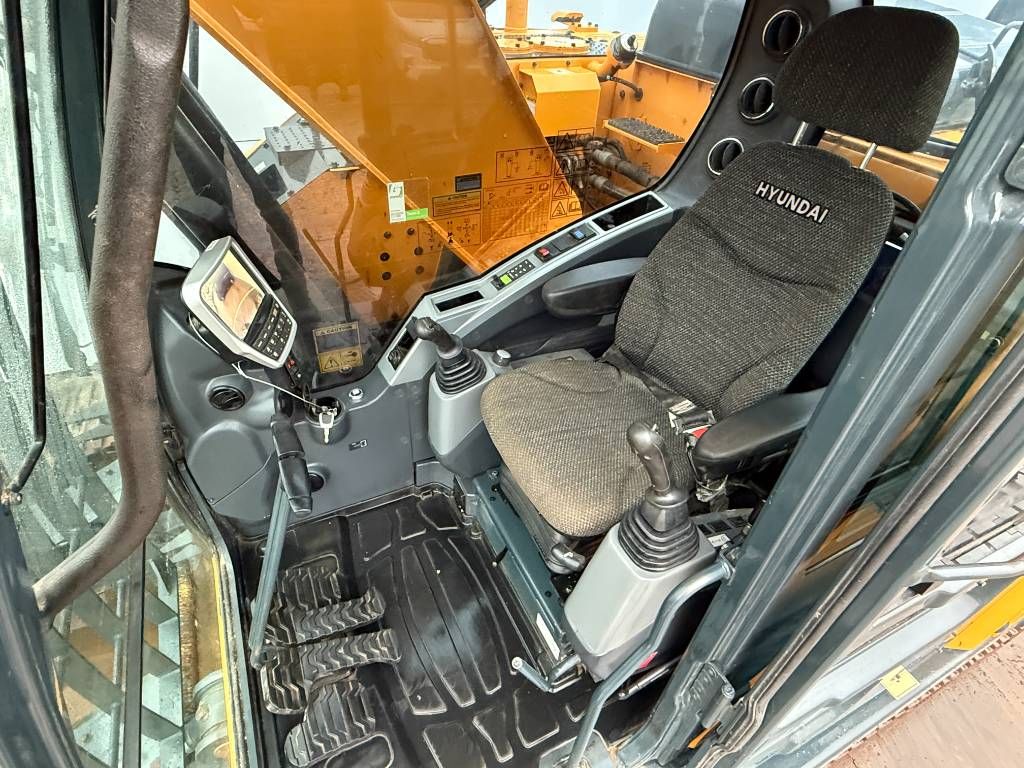 Hyundai HX235 LCR - Extra Bucket / Automatic Greasing