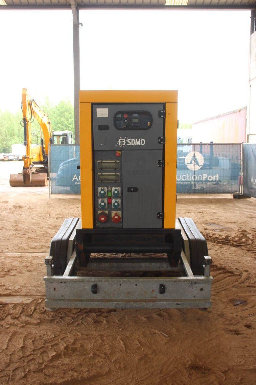 Generator SDMO R110C3 Diesel 2015 100kVA auf Anhänger