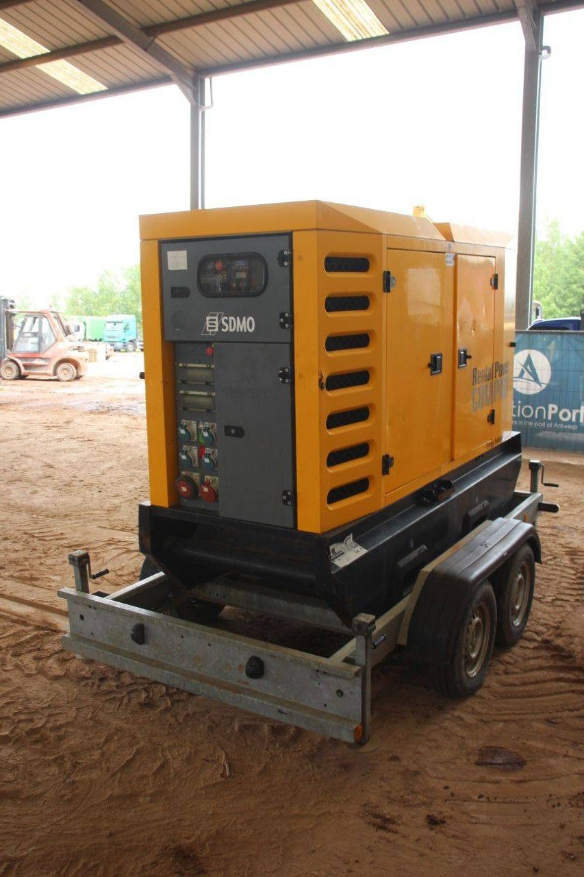 Generator SDMO R110C3 Diesel 2015 100kVA auf Anhänger