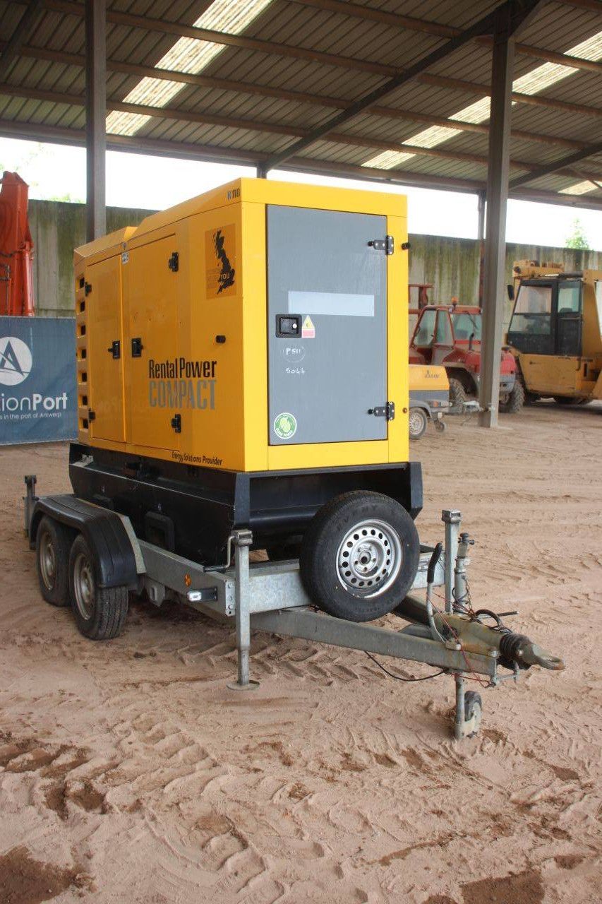 Generator SDMO R110C3 Diesel 2015 100kVA auf Anhänger