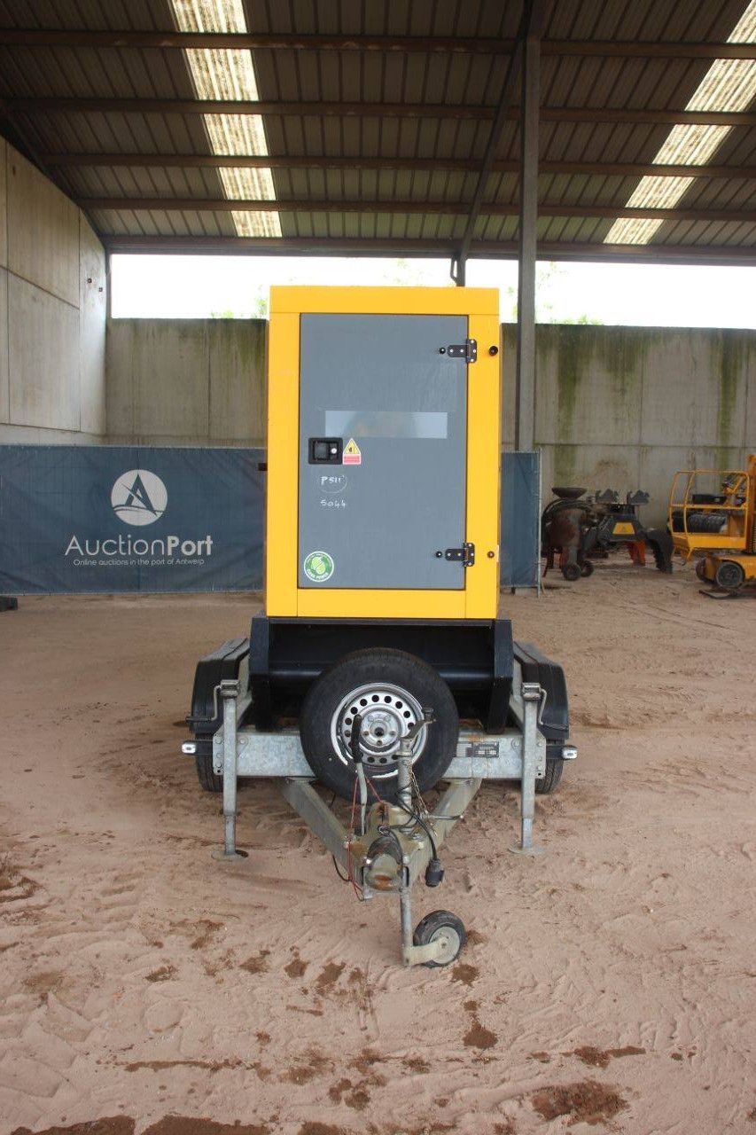 Generator SDMO R110C3 Diesel 2015 100kVA auf Anhänger