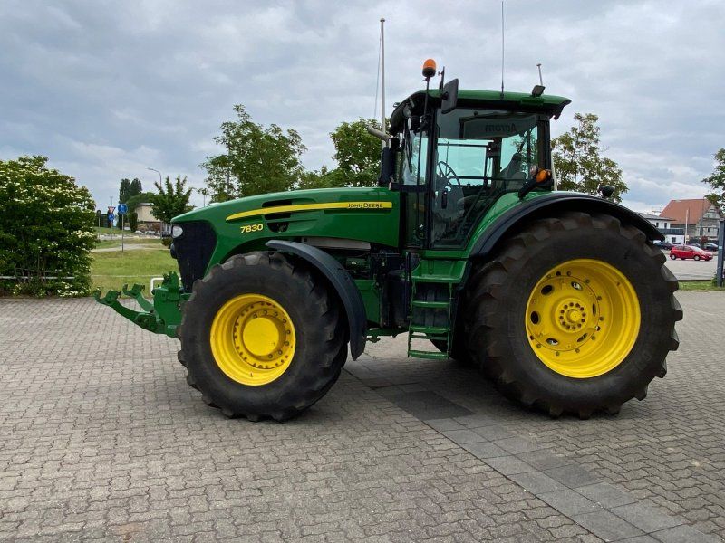 John Deere 7830