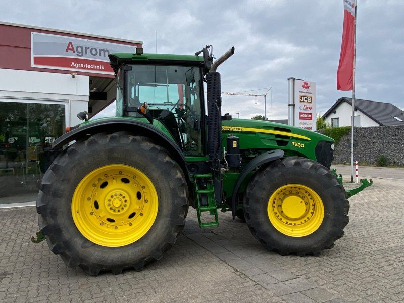 John Deere 7830