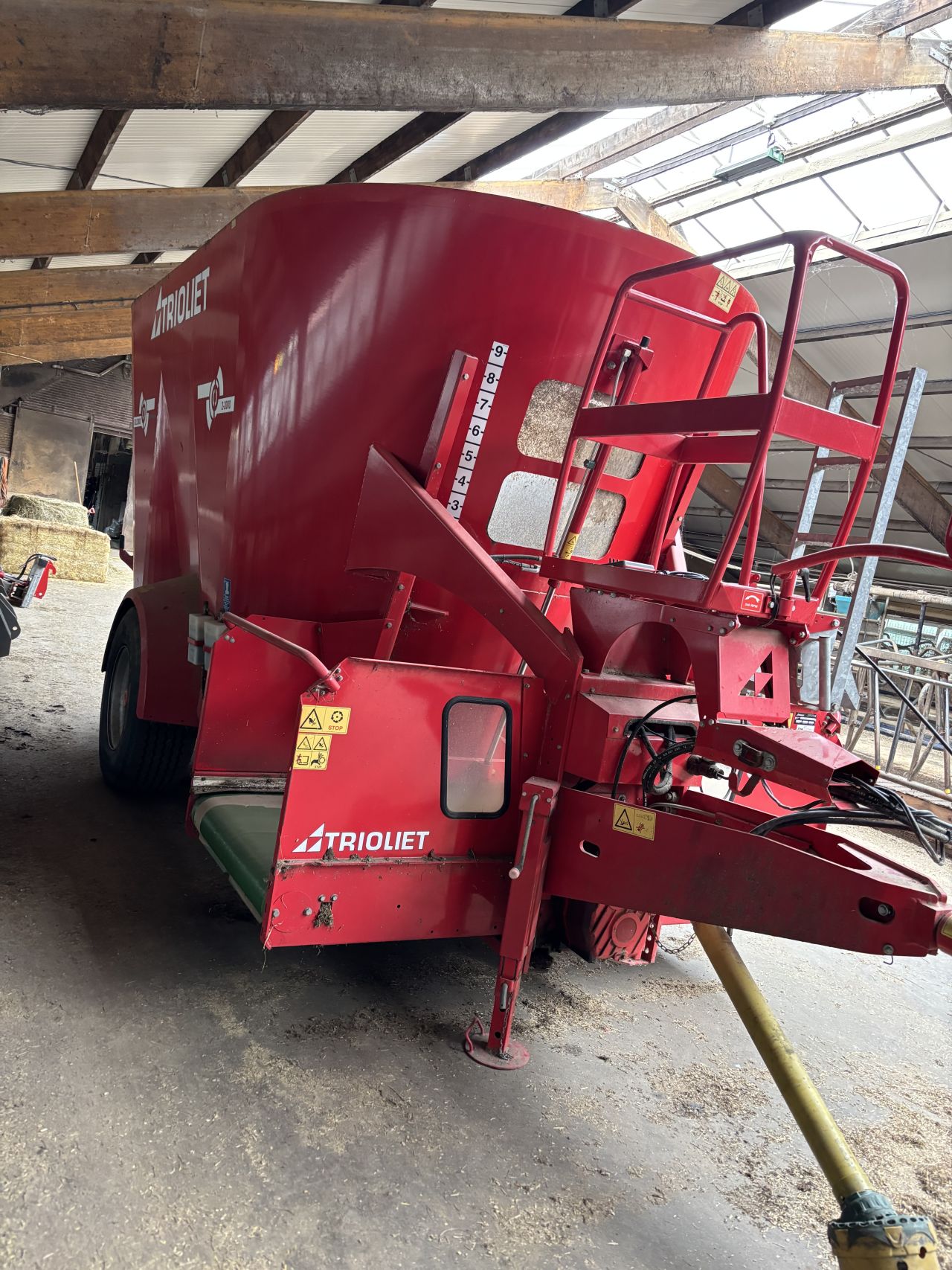 Trioliet Solomix 2/2000 mengwagen met magneten op vijzels