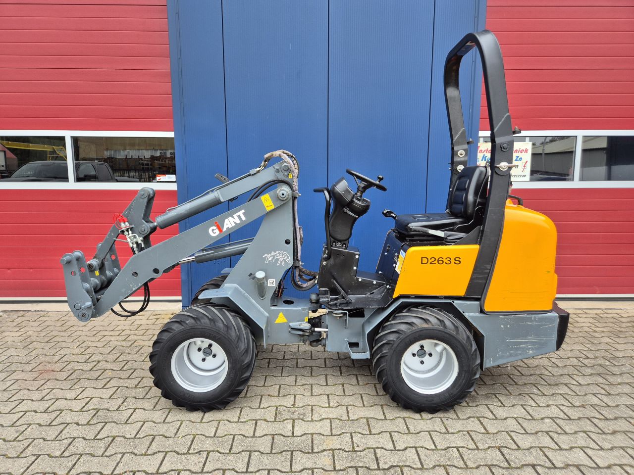 GIANT D263S SHOVEL BOUWJAAR 2010 MET KENTEKEN