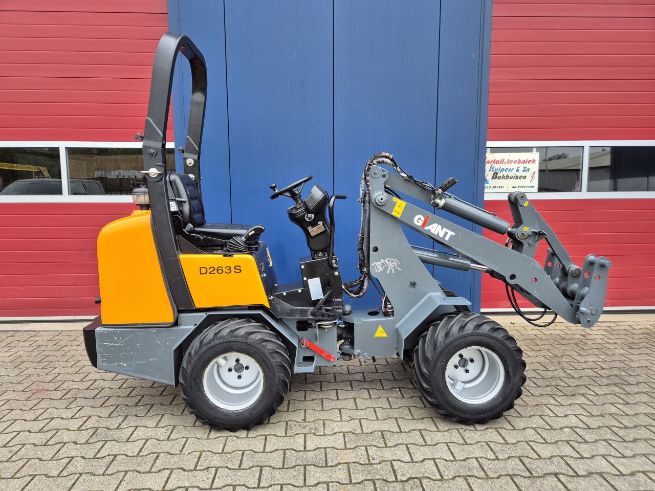 GIANT D263S SHOVEL BOUWJAAR 2010 MET KENTEKEN