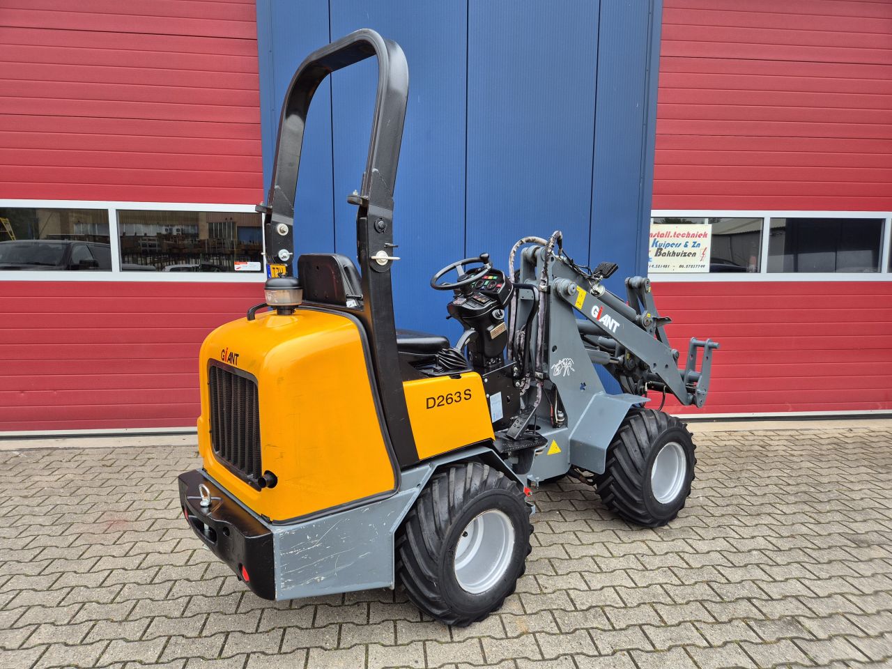GIANT D263S SHOVEL BOUWJAAR 2010 MET KENTEKEN