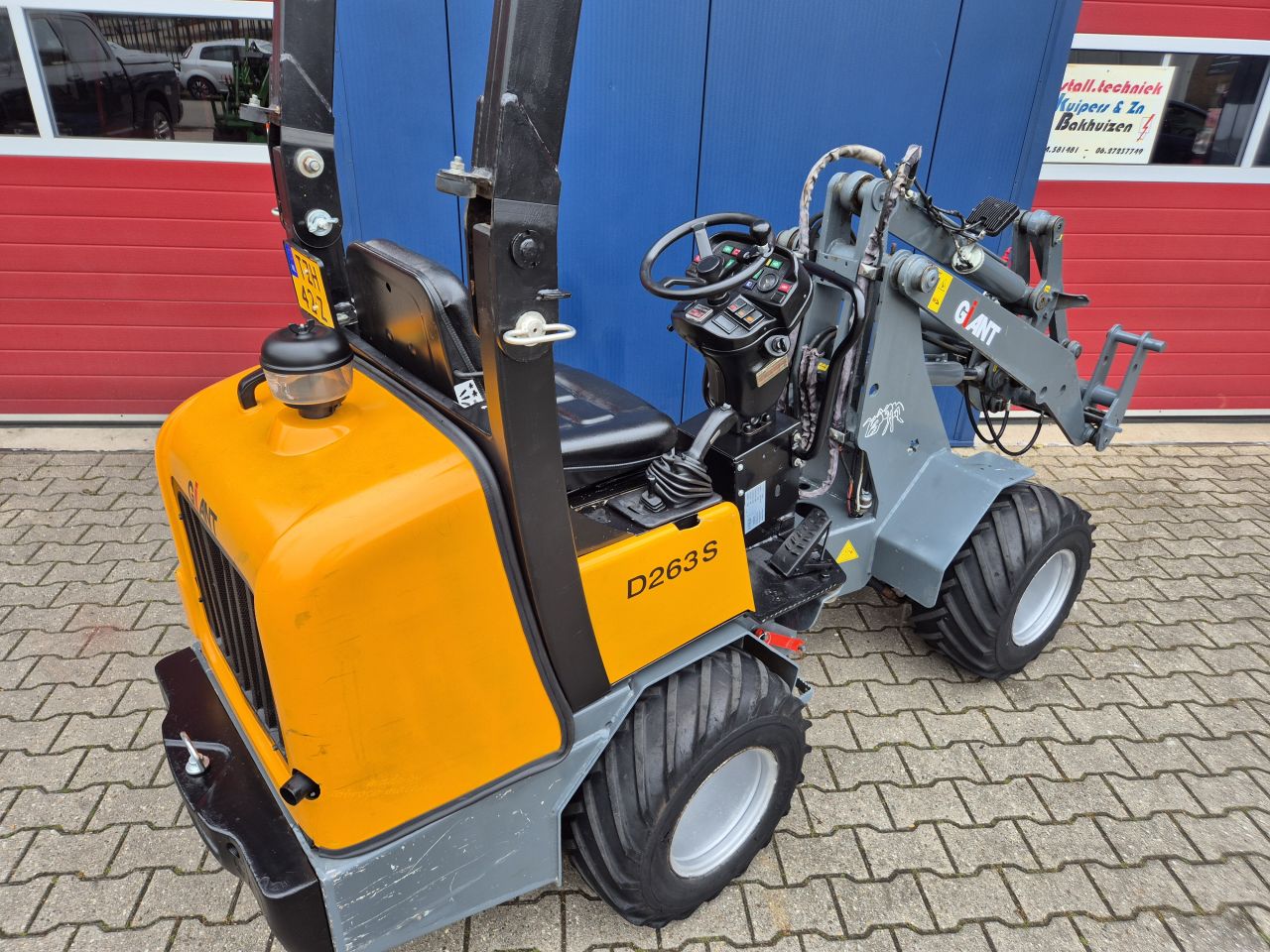 GIANT D263S SHOVEL BOUWJAAR 2010 MET KENTEKEN