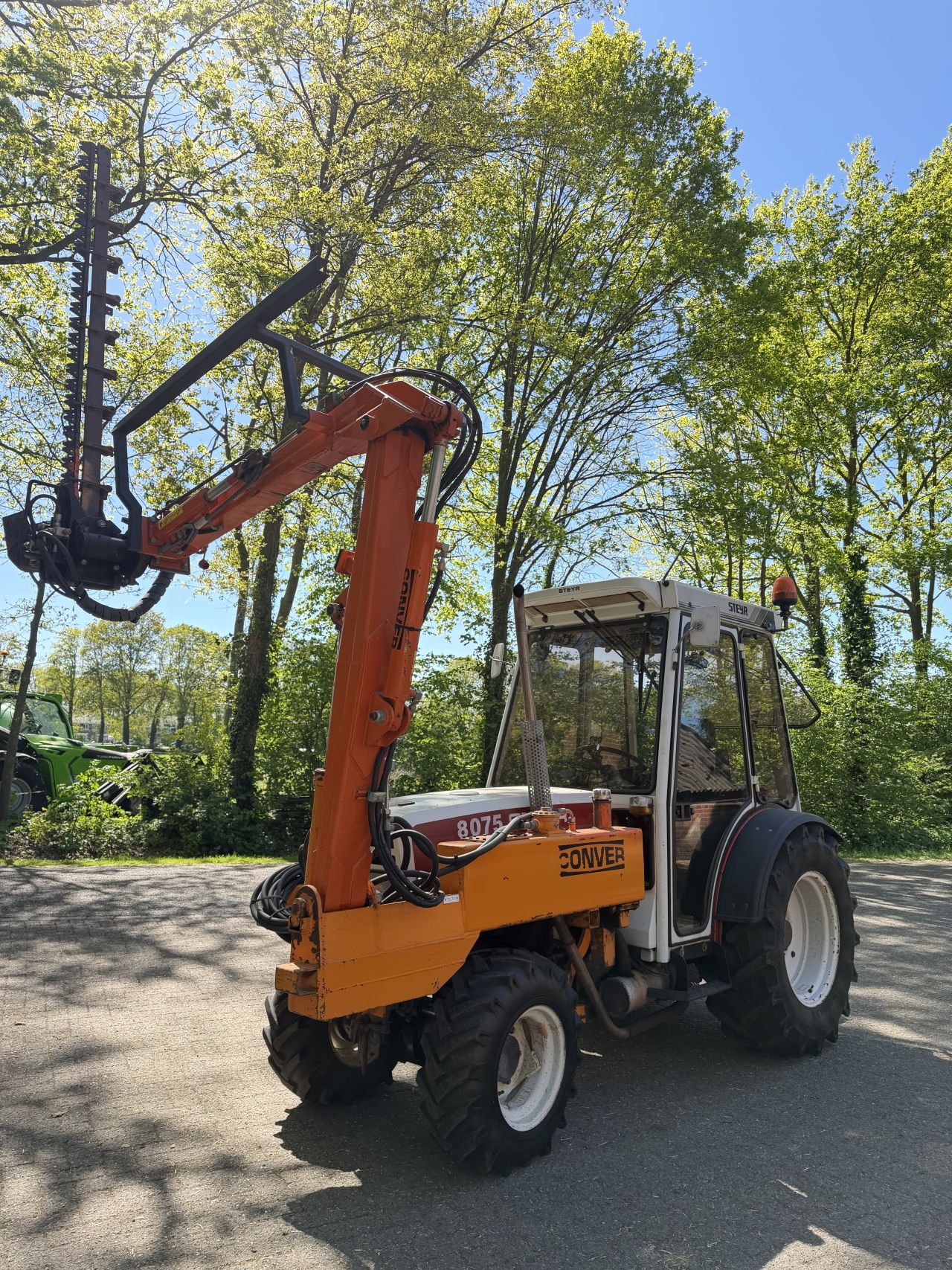 Steyr 8075 smalspoor Met Maaiarm