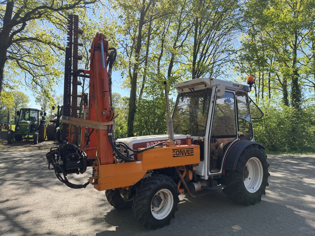 Steyr 8075 smalspoor Met Maaiarm