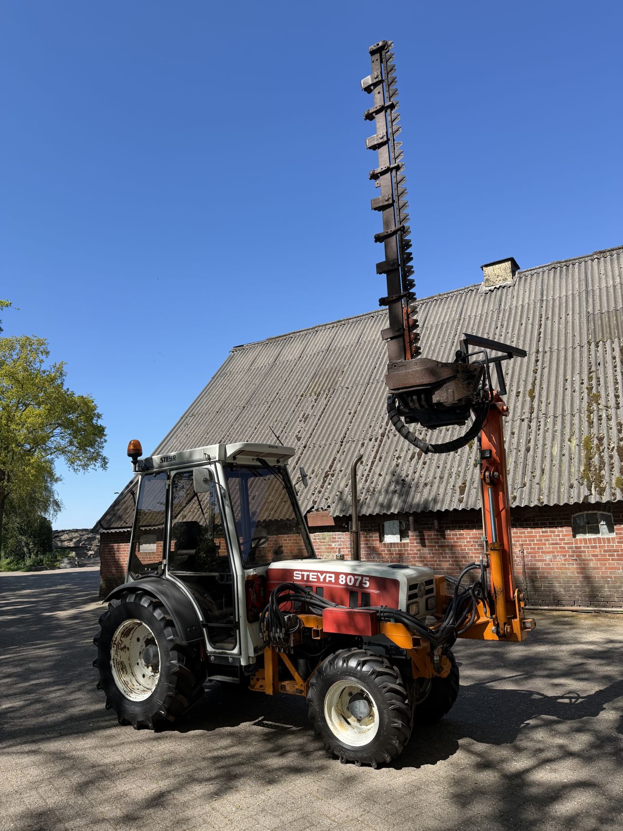 Steyr 8075 smalspoor Met Maaiarm