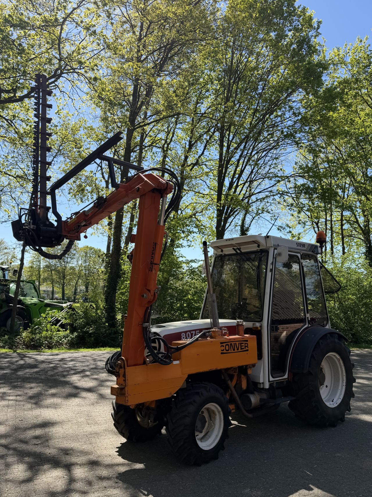 Steyr 8075 smalspoor Met Maaiarm