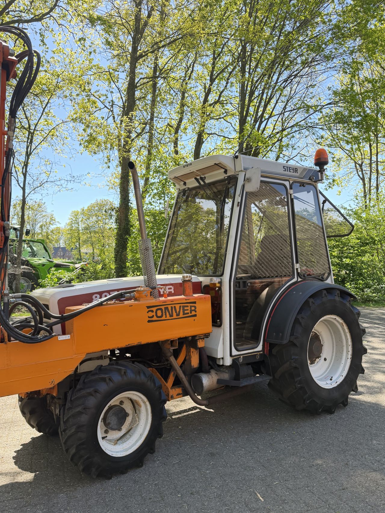 Steyr 8075 smalspoor Met Maaiarm