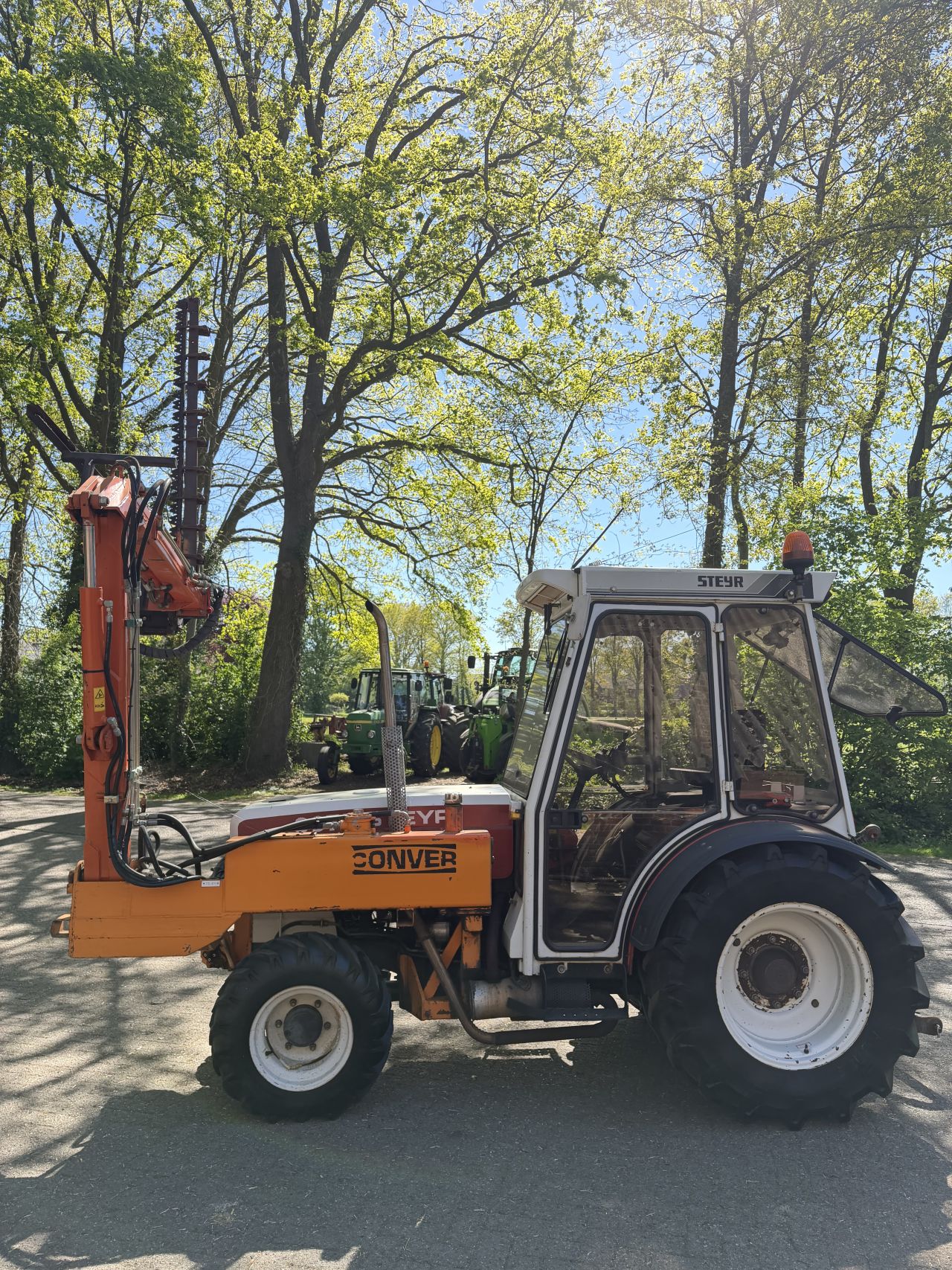 Steyr 8075 smalspoor Met Maaiarm