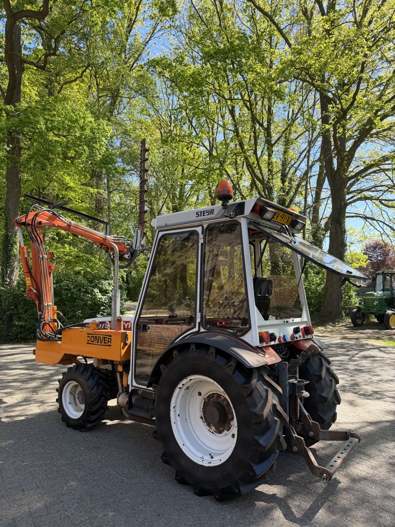Steyr 8075 smalspoor Met Maaiarm