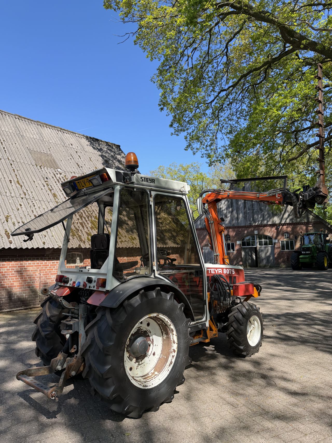 Steyr 8075 smalspoor Met Maaiarm