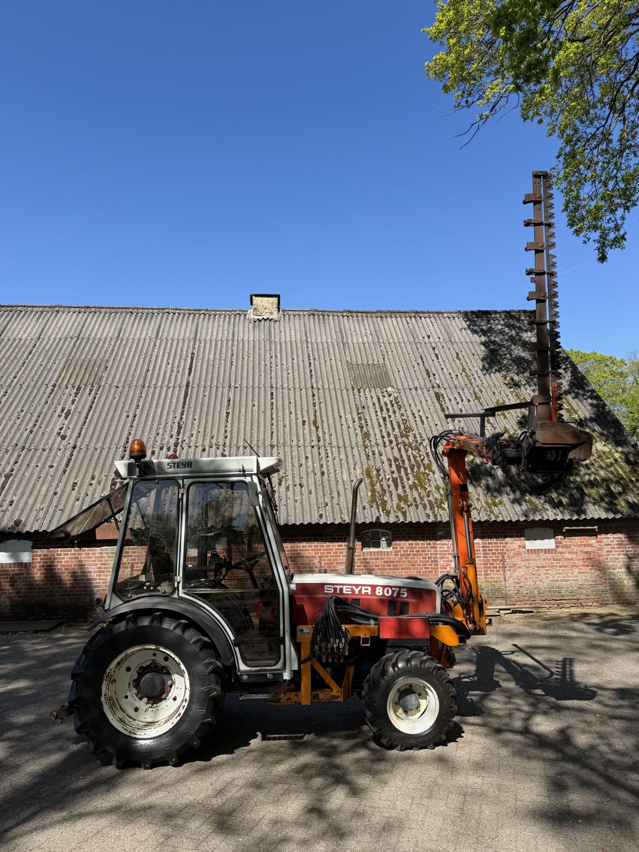 Steyr 8075 smalspoor Met Maaiarm