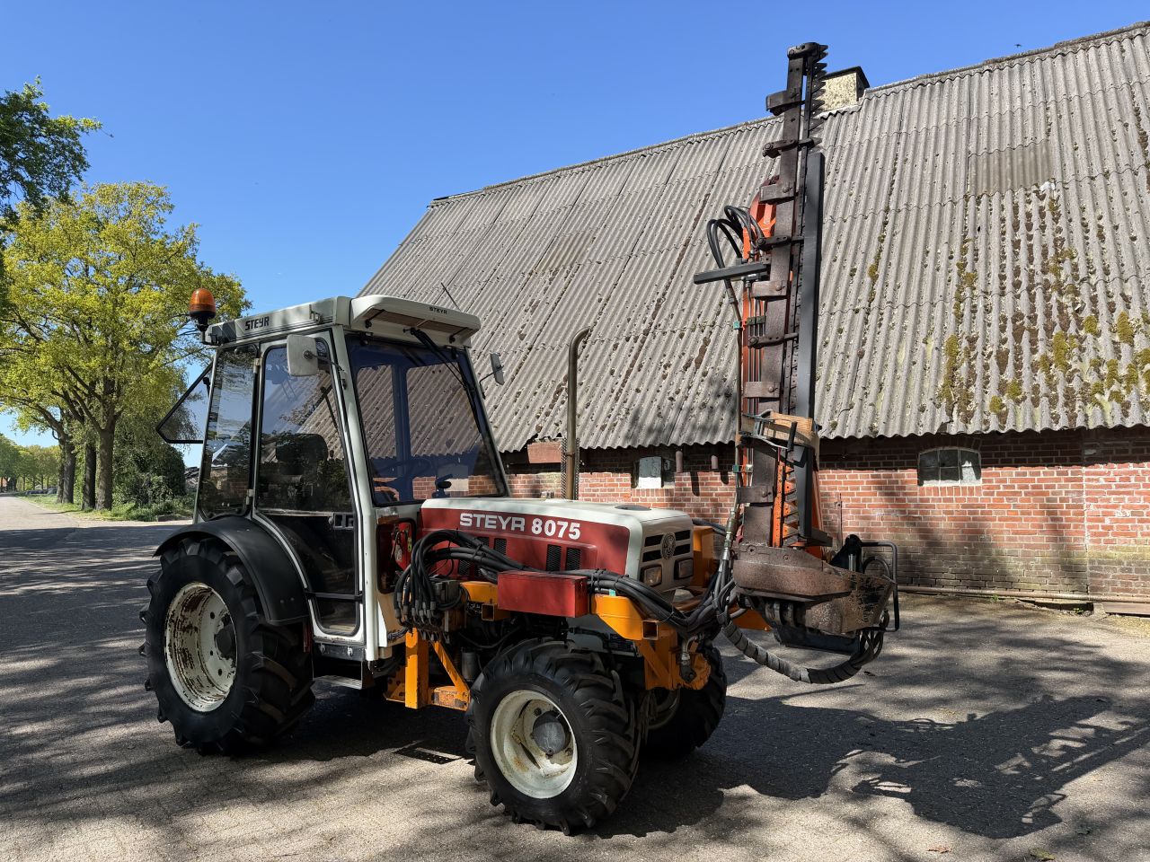 Steyr 8075 smalspoor Met Maaiarm