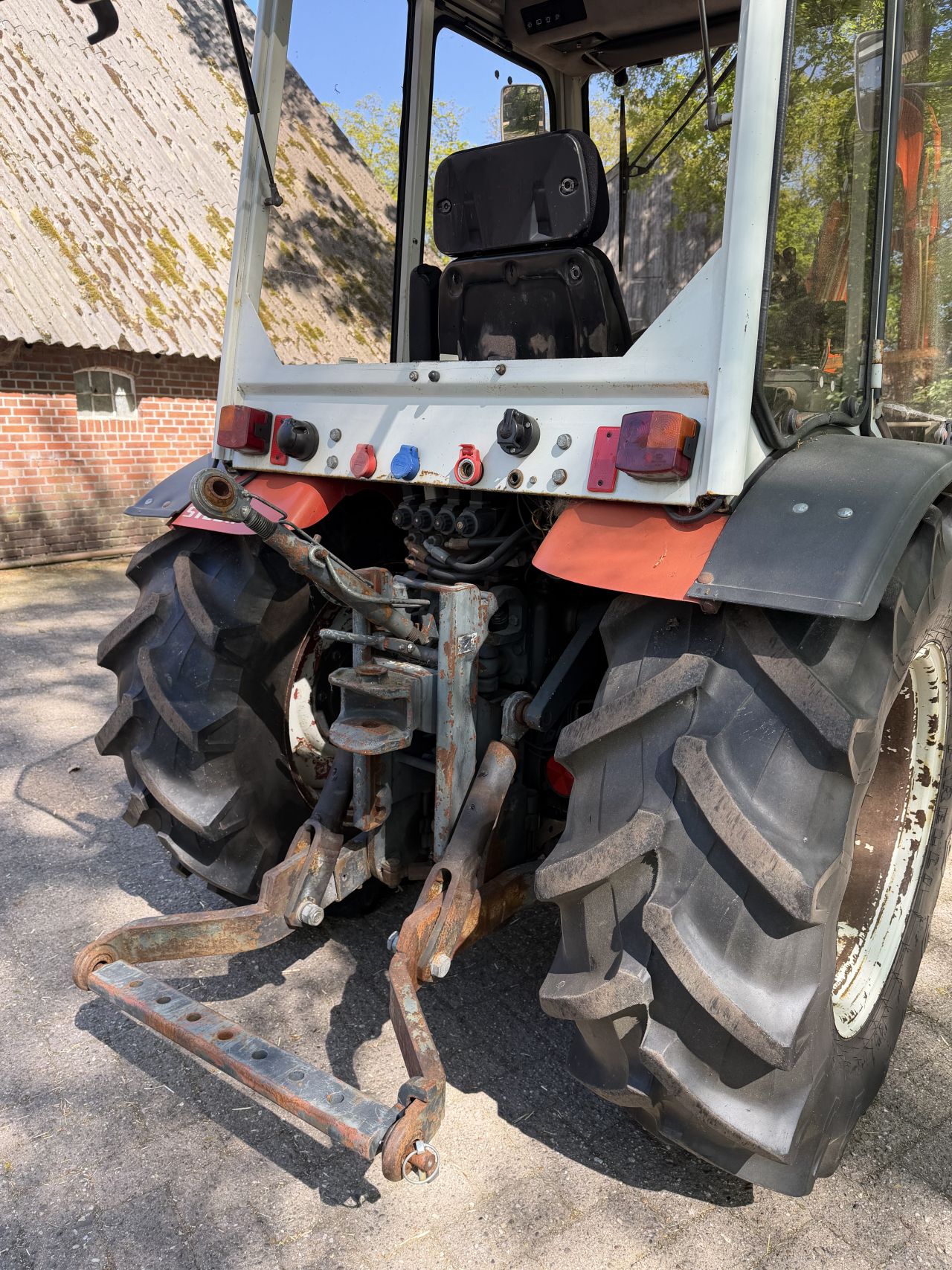 Steyr 8075 smalspoor Met Maaiarm