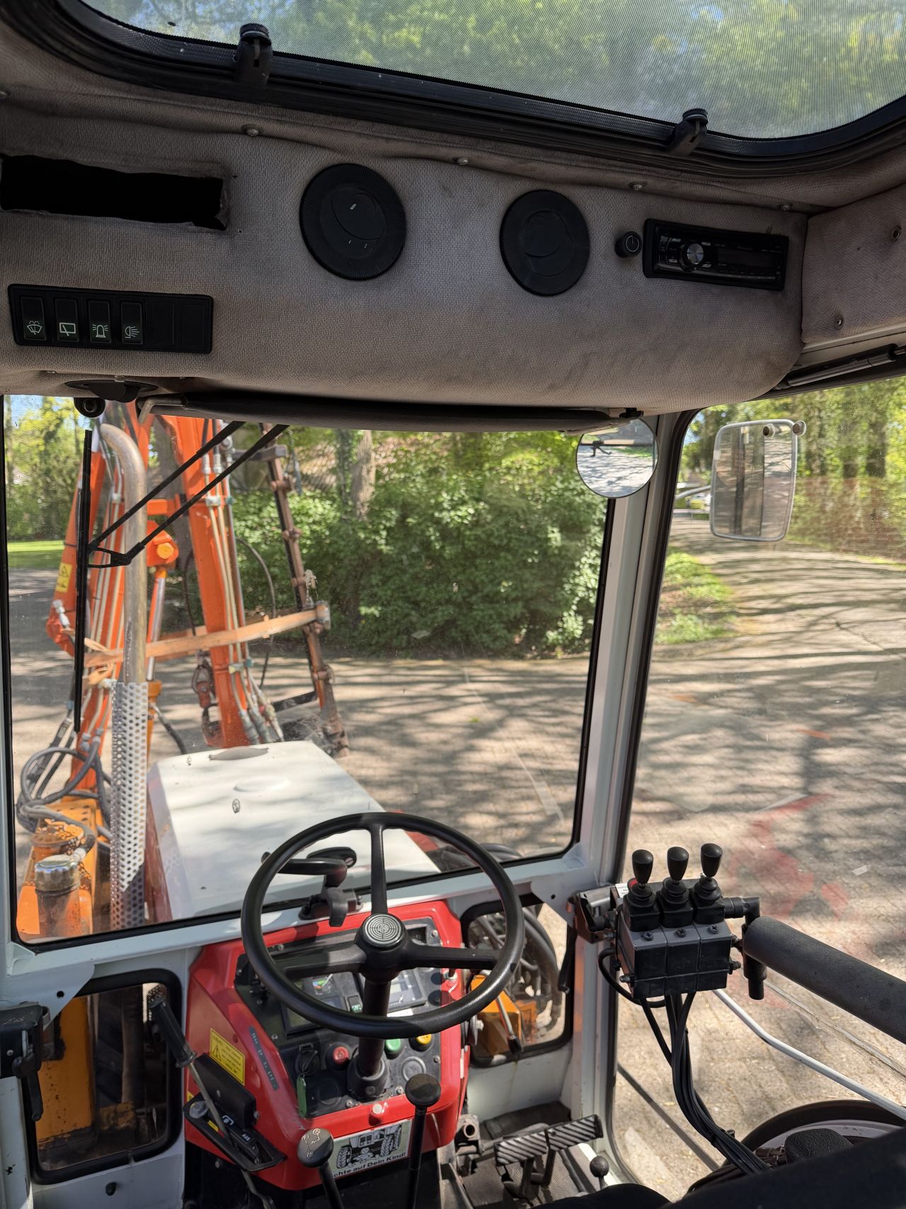 Steyr 8075 smalspoor Met Maaiarm