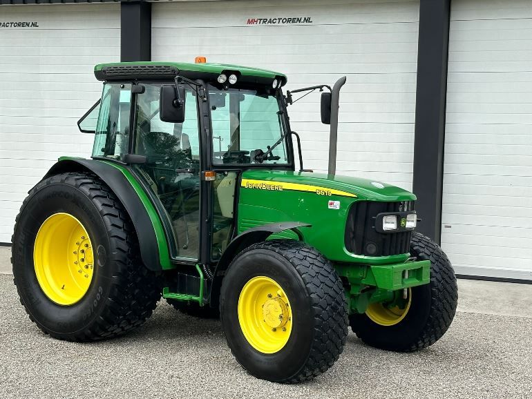 John Deere 5515