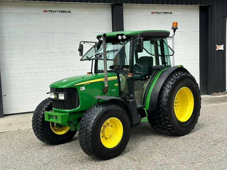 John Deere 5515