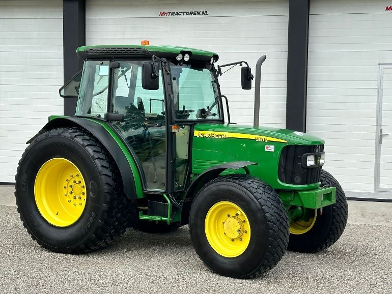John Deere 5515