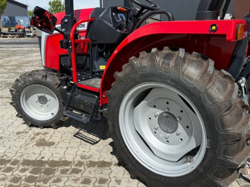Massey Ferguson 1E. 40