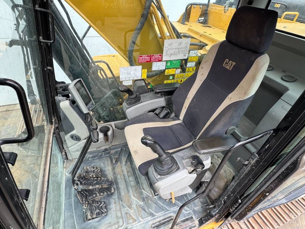 CAT 320FL - New Bucket / Hammer Lines / Camera