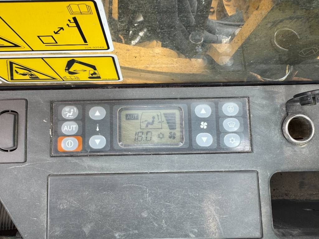 CAT 320FL - New Bucket / Hammer Lines / Camera