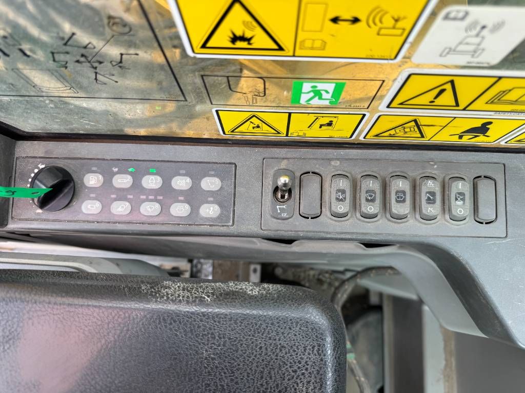 CAT 320FL - New Bucket / Hammer Lines / Camera
