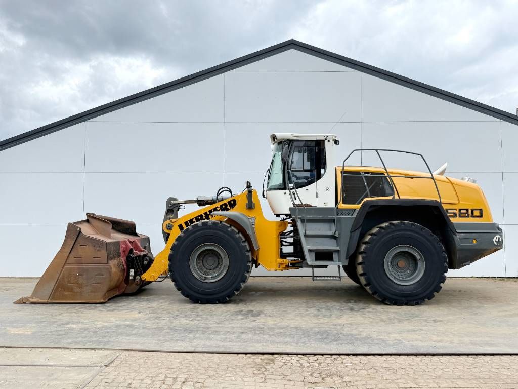Liebherr L580 - Quick Coupler / 4 Good Tyres!