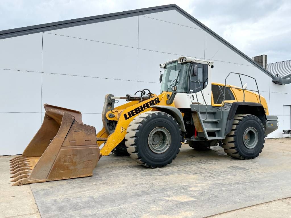 Liebherr L580 - Quick Coupler / 4 Good Tyres!