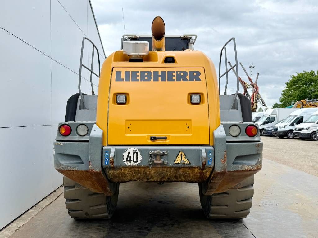 Liebherr L580 - Quick Coupler / 4 Good Tyres!