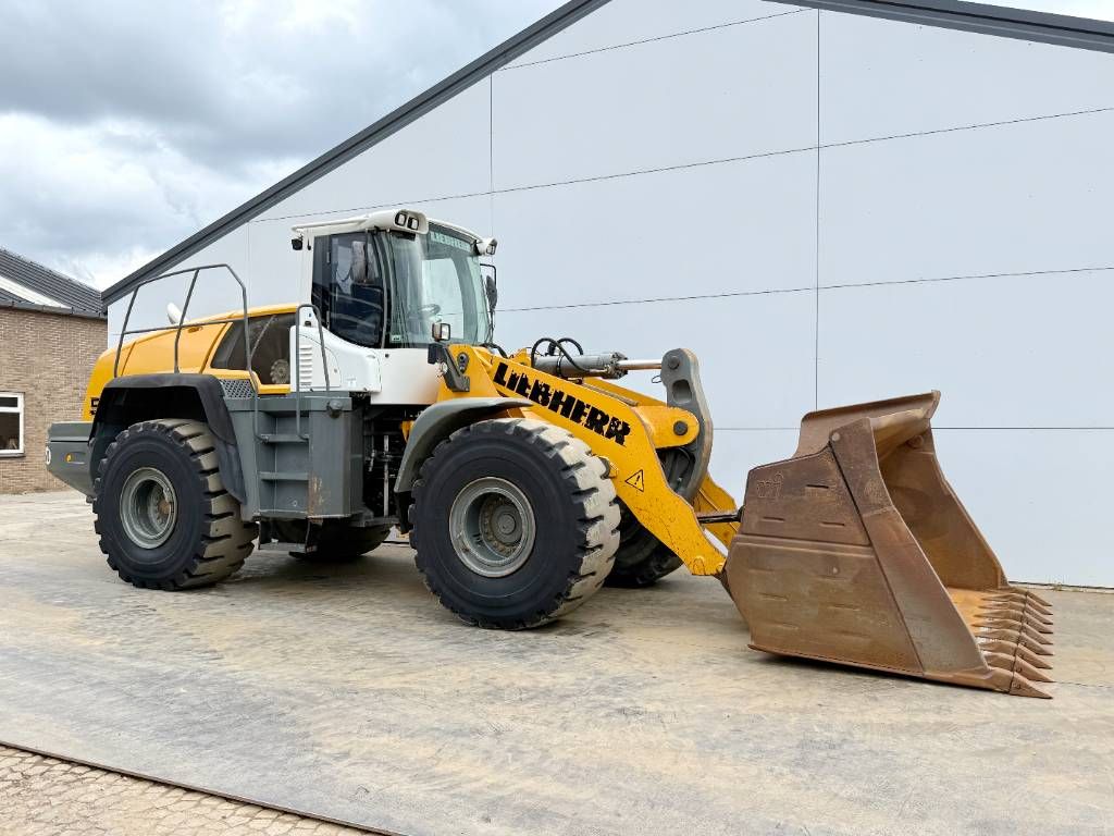Liebherr L580 - Quick Coupler / 4 Good Tyres!