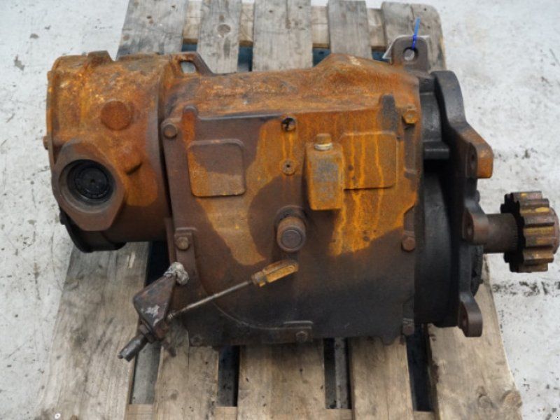Case Axial 9010